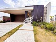 Casa com 03 suítes e piscina à venda no condomínio Royal...