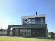 CASA COM 03 SUÍTES, ESPAÇO GOURMET, PÁTIO E PISCINA NO...