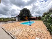 Casa com 04 quartos, 150m2, a venda em condomínio !