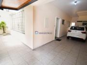 Casa com 05 dormitorios, 2 vagas, edicula ao lado do...