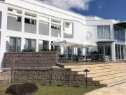 Casa com 05 suítes, 04 vagas, piscina e terreno amplo,...
