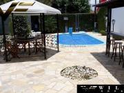 CASA COM 252M² NO BAIRRO PINEVILLE EM PINHAS!