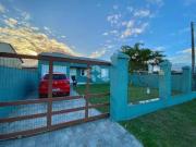 Casa com 2 dormitórios, pátio grande, no Jardim Beira Mar