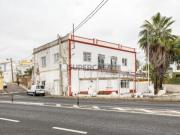 Casa com 2 Pisos para Serviços adaptada com 2 quartos em...