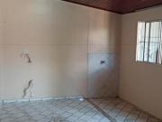 CASA COM 2 QUARTOS COM KITNET NOS FUNDO, NO BAIRRO 3...
