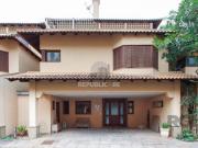Casa com 327m² de área privativa, oferecendo 3...