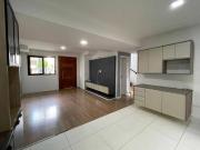 Casa com 3 dormitórios à venda, 150 m² por R$...