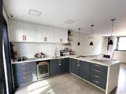 Casa com 3 dormitórios à venda, 150 m² por R$...