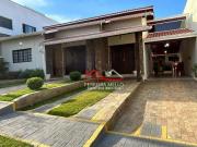 Casa com 3 dormitórios à venda, 154 m² por R$...
