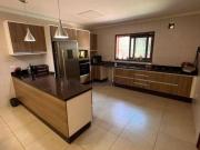 Casa com 3 dormitórios à venda, 230 m² por R$...