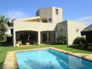 Casa com 3 dormitórios à venda, 350 m² por R$...