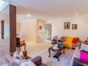 Casa com 3 dormitórios e amplo patio arborizado com...