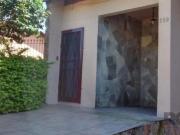 Casa com 3 dormitórios e amplo pátio com grama