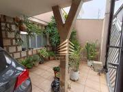 Casa com 3 dormitórios sendo 1 suíte, edícula e 1 vaga à...