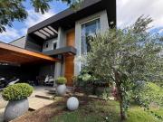 Casa com 3 dormitórios, sendo uma suíte, 2 banheiros,...