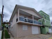 Casa com 3 moradias em amplo terreno