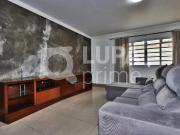 CASA COM 3 QUARTOS 3 SUITES E 6 VAGAS DE GARAGEM À VENDA...