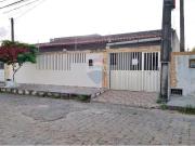 Casa com 3 Quartos e 2 banheiros à Venda, 200 m² por R$...
