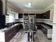 Casa com 3 Quartos e 2 banheiros à Venda, 215 m² por R$...
