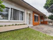 Casa com 3 Quartos e 2 banheiros à Venda, 215 m² por R$...