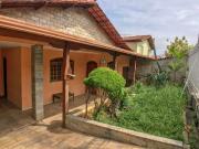 Casa com 3 Quartos e 2 banheiros à Venda, 232 m² por R$...