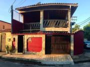 Casa com 3 Quartos e 2 banheiros à Venda, 242 m² por R$...