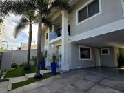Casa com 3 Quartos e 2 banheiros à Venda, 258 m² por R$...