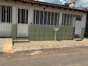Casa com 3 Quartos e 2 banheiros à Venda, 360 m² por R$...