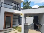 Casa com 3 Quartos e 3 banheiros à Venda, 180 m² por R$...