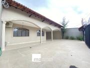 Casa com 3 Quartos e 3 banheiros à Venda, 220 m² por R$...
