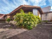 Casa com 3 Quartos e 3 banheiros à Venda, 224 m² por R$...