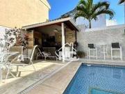 Casa com 3 Quartos e 3 banheiros à Venda, 230 m² por R$...