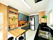 Casa com 3 Quartos e 3 banheiros à Venda, 240 m² por R$...