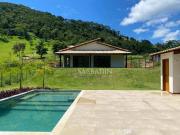 Casa com 3 Quartos e 3 banheiros à Venda, 245 m² por R$...