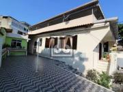 Casa com 3 Quartos e 3 banheiros à Venda, 255 m² por R$...