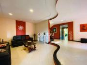 Casa com 3 Quartos e 3 banheiros à Venda, 261 m² por R$...