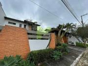 Casa com 3 Quartos e 4 banheiros à Venda, 220 m² por R$...
