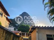 Casa com 3 Quartos e 4 banheiros à Venda, 300 m² por R$...