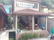 Casa com 3 Quartos e 4 banheiros à Venda, 300 m² por R$...