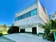 Casa com 3 Quartos e 4 banheiros à Venda, 304 m² por R$...