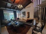 Casa com 3 Quartos e 4 banheiros à Venda, 323 m² por R$...