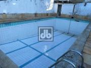 Casa com 3 Quartos e 4 banheiros à Venda, 410 m² por R$...