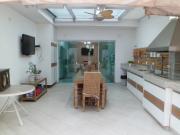Casa com 3 Quartos e 6 banheiros à Venda, 300 m² por R$...