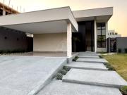 Casa com 3 Quartos e 6 banheiros à Venda, 303 m² por R$...