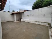 Casa com 3 quartos sendo 1 suÃte, disponÃvel para...