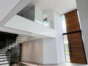 Casa com 3 Suítes, 4 vagas e Piscina! Alphaville Nova...