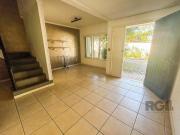 CASA COM 3 SUITS, 2 VAGAS COBERTAS EM CONDOMINIO FECHADO...