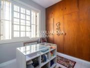 Casa com 4 dormitÃ³rios, pÃ¡tio, no bairro PetrÃ³polis