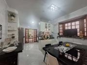 Casa com 4 dormitórios à venda, 205 m² por R$...