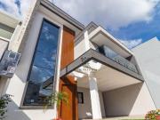 Casa com 4 dormitórios à venda, 180 m² por R$...